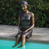 Gartenfigur sitzendes Mädchen bronze