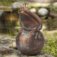 Frontansicht der Bronzefigur "Froschkönig" im Garten