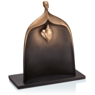 Frontansicht der Bronzefigur "Hidden Heart"