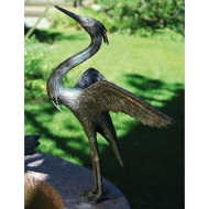 Frontansicht der Bronzefigur "Fischreiher (Erhaben)"