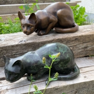 Bronzeskulptur Zwei Liegende Katzen mit unterschiedlicher Patina 