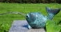 Bronzeskulptur Grüner Dorsch als Wasserspeier auf Säule im Garten 