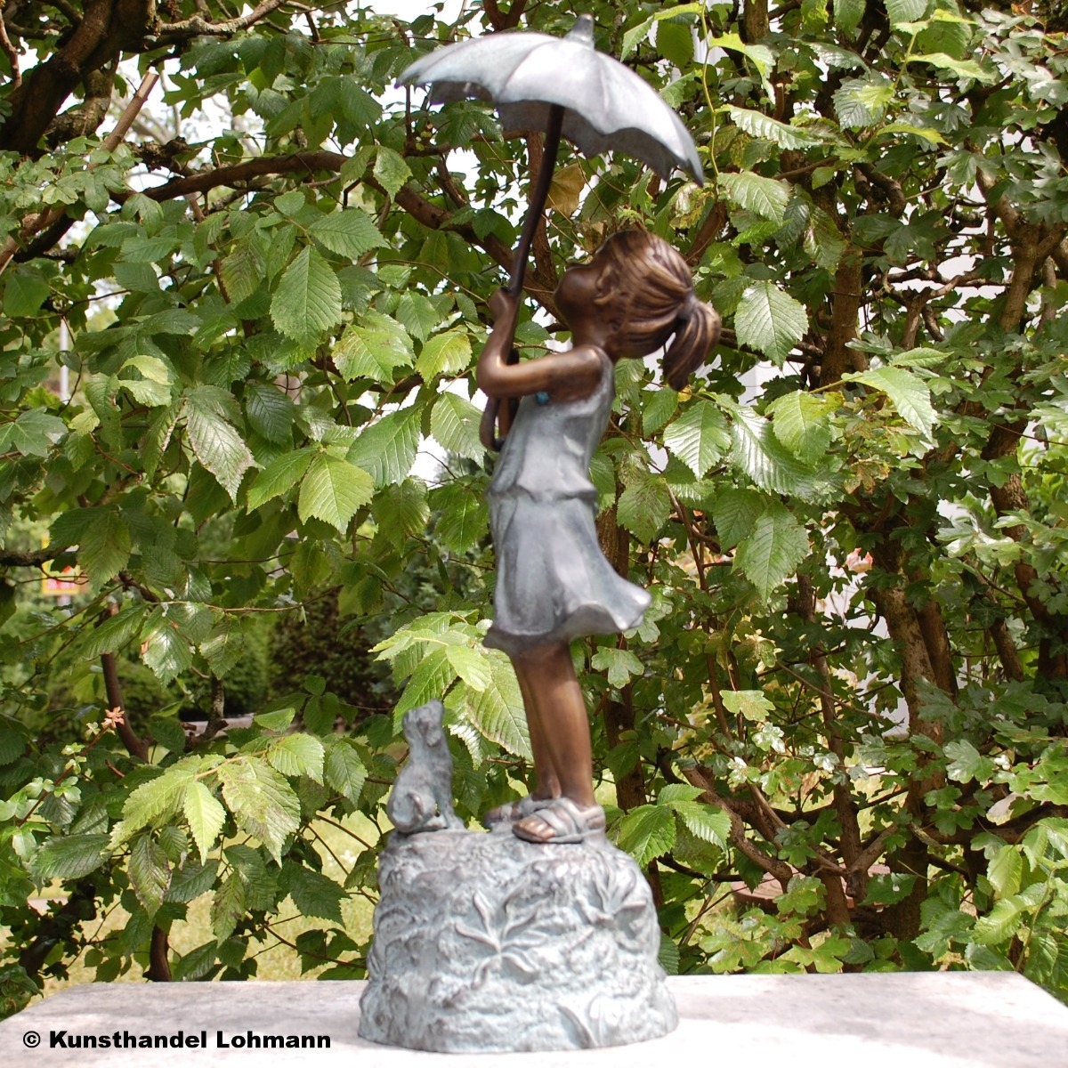 Bronzeskulptur Luise mit Regenschirm und Hund als Wasserspeier
