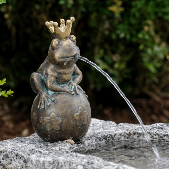 Rottenecker Bronzeskulptur "Froschkönig Leopold" als Wasserspeier