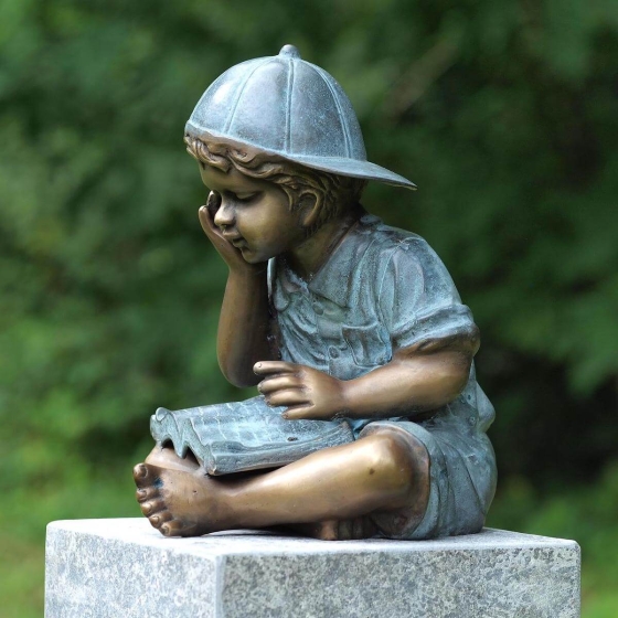 Bronzeskulptur Sitzender Junge mit Kappe auf Sockel 