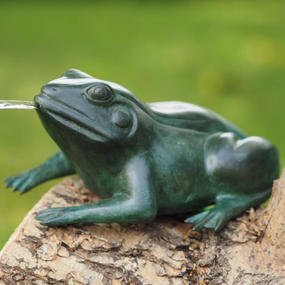 Bronzeskulptur Grüner Frosch auf Baumstamm 