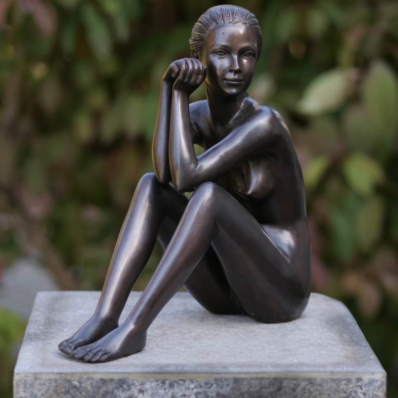 Bronzefigur Frau sitzend auf Sockel