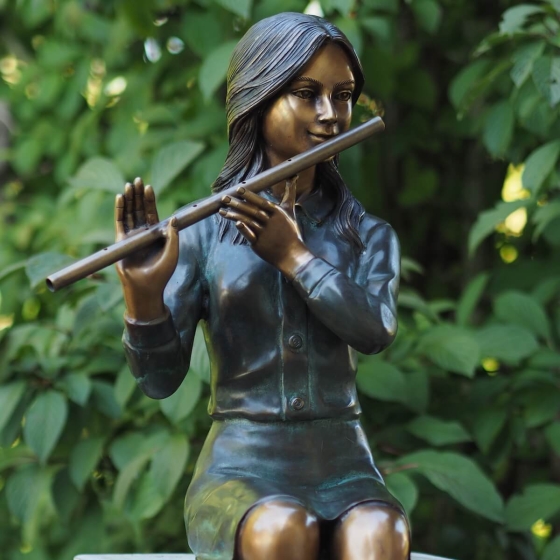 Bronzeskulptur Frau spielt auf Ihrer Querflöte