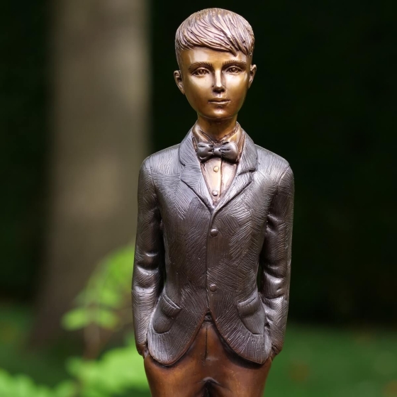 Bronzeskulptur Junge im Anzug mit gold-brauner Patina