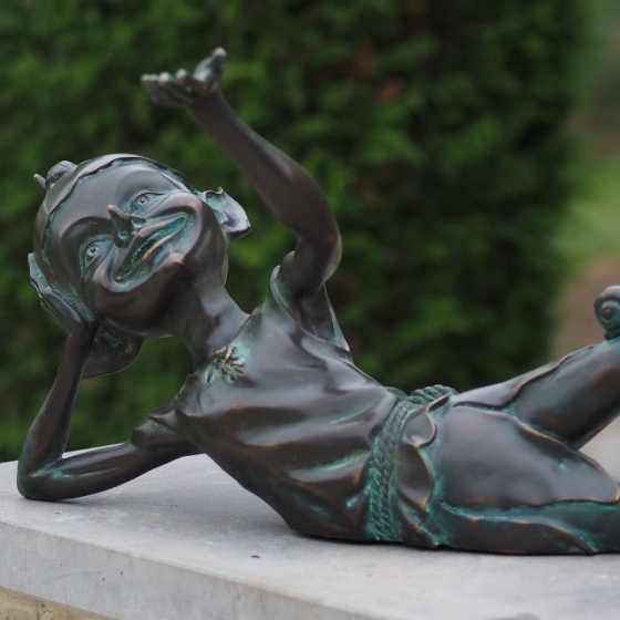 Bronzeskulptur Gnom auf Säule im Garten