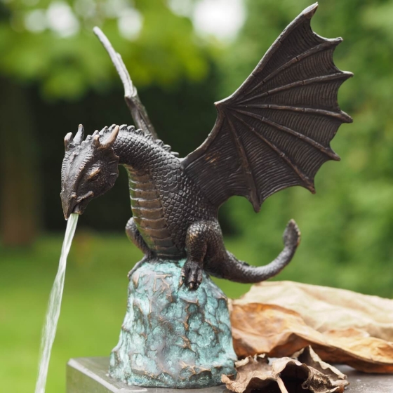 Bronzeskulptur Kleiner Drache auf Sockel als Wasserspeier mit einer braunen Patina