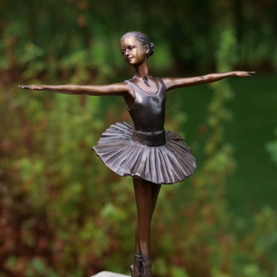 Bronzeskulptur Junge Ballerina mit brauner Patina