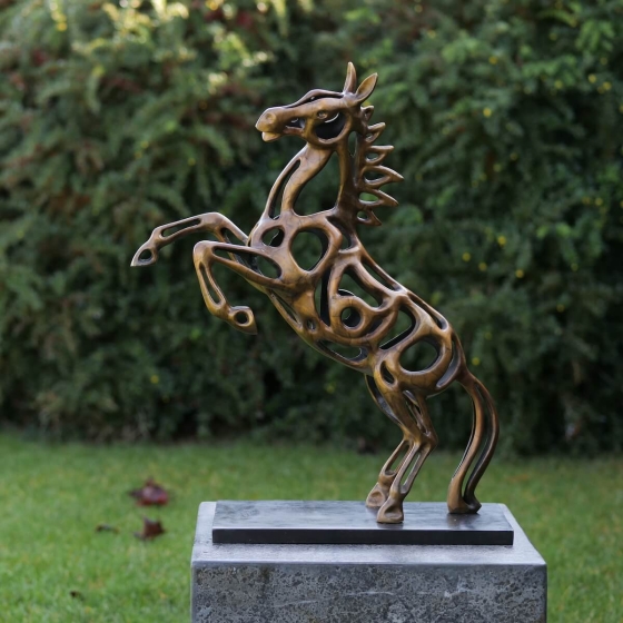 Bronzeskulptur Stehendes Pferd modern auf einem Sockel im Garten