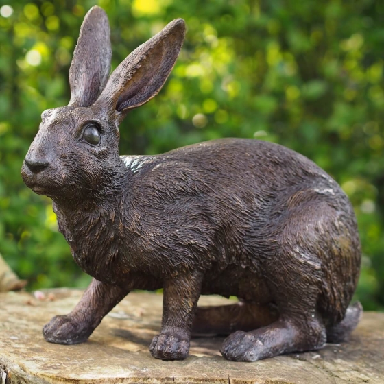 Bronzeskulptur Hase auf Baumstamm