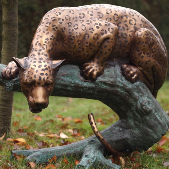 Bronzeskulptur Leopard auf einem Baumstamm