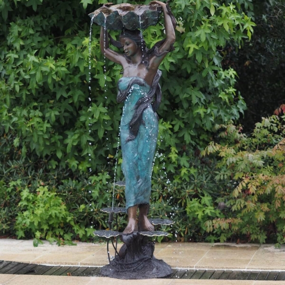 Bronzeskulptur Frau als Brunnen mit grün brauner Patina