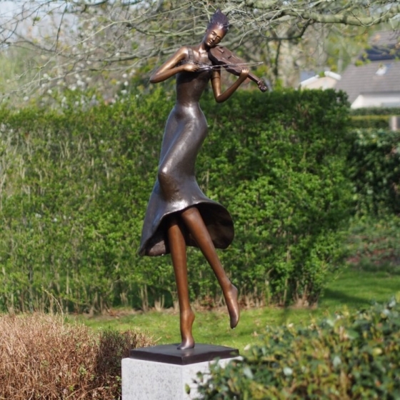 Bronzefigur "Mia mit Geige" auf Sockel