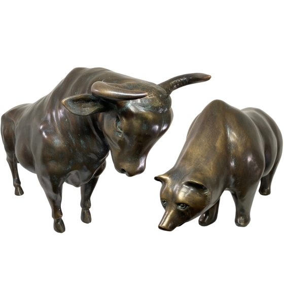 Frontansicht der Bronzeskulptur "Bulle - Börse" und "Bär - Börse"