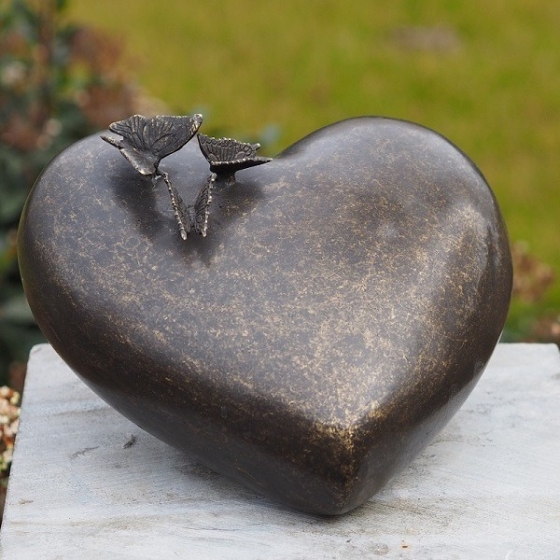 Urne aus Bronze in Herzform mit Schmetterlingen