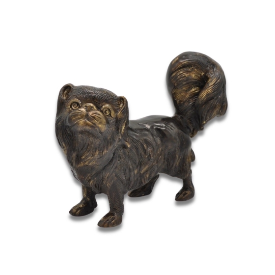 Frontansicht der Bronzefigur Pekinese
