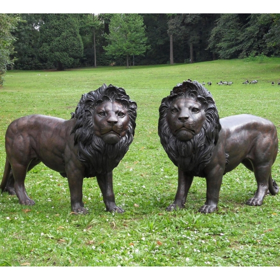 große bronze Löwen