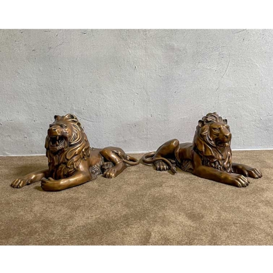 Schräge Frontansicht der Bronzefigur "Liegende Löwen"