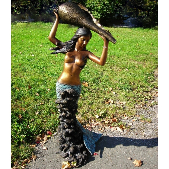 Bronzeskulptur "Meerjungfrau mit großer Muschel" als Wasserspeier