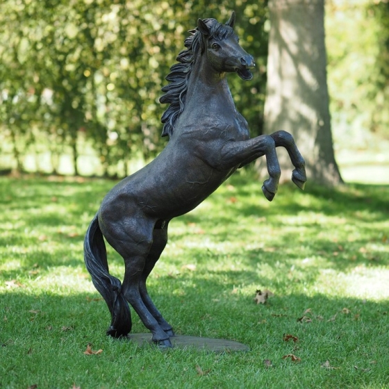 Frontansicht eines steigenden Bronzepferdes