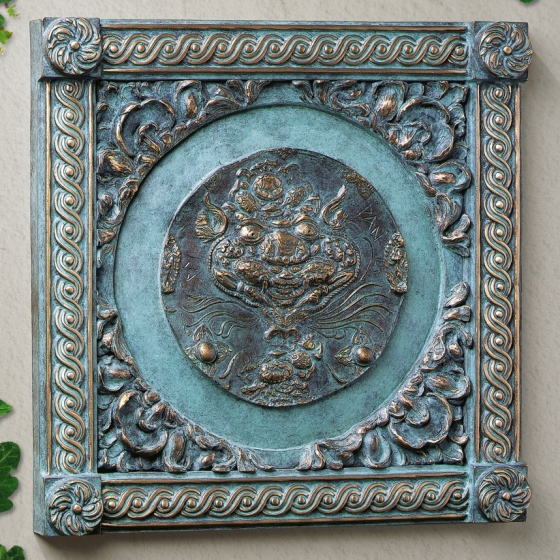 Frontansicht des Bronzereliefs "Dagon"