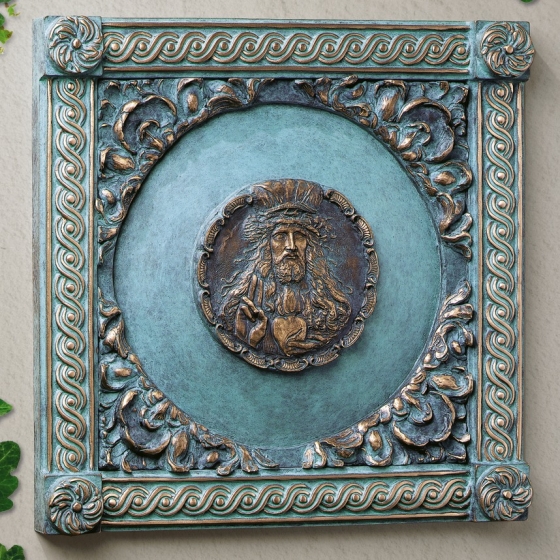 Frontansicht des Bronzereliefs "Herz Jesu"