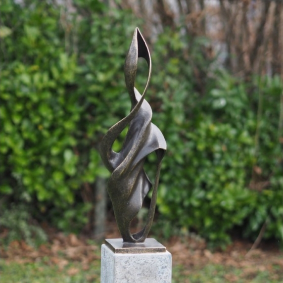 Abstrakte Bronzeskulptur auf Sockel im Garten