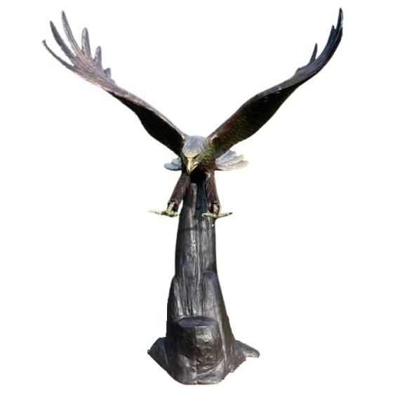 Frontansicht der Bronzeskulptur "Seeadler im Anflug auf Klippe"