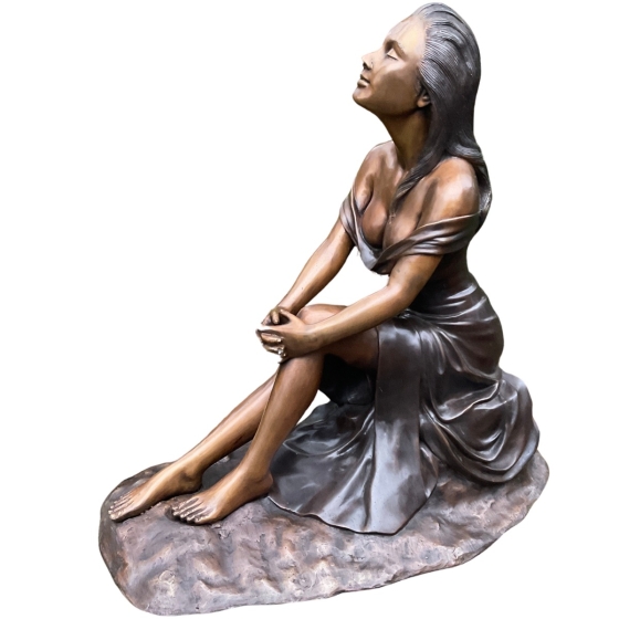 Bronzeskulptur "Linda sitzt in der Sonne"