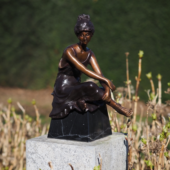 Bronzeskulptur "Sitzende Schönheit" auf Marmorsockel