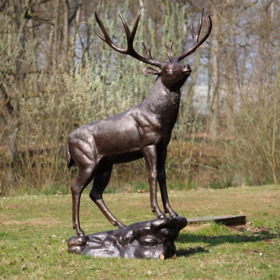 Bronzeskulptur "Stehender Zwölfender-Hirsch auf Sockel"