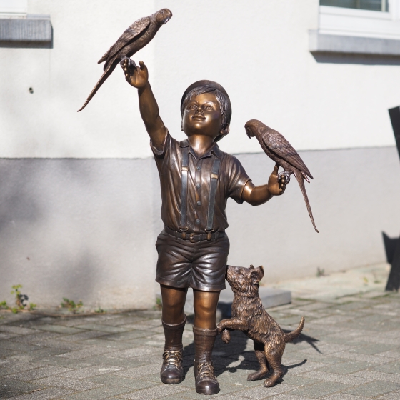 Bronzeskulptur "Junge Tommy mit Papageien und Hund"