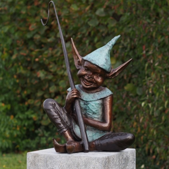 Bronzeskulptur "Kobold mit Haken"