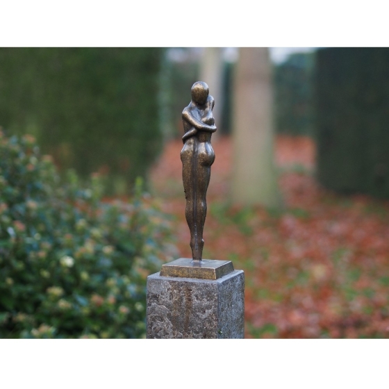 Bronzeskulptur "Modernes Liebespaar auf Sockel"