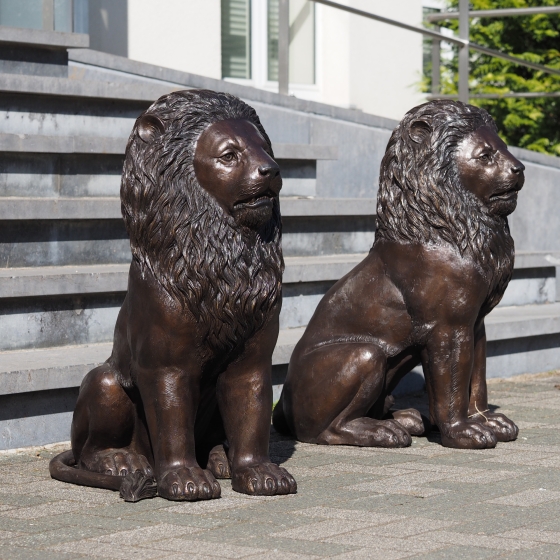 Bronzeskulptur "Zwei sitzende Portallöwen"