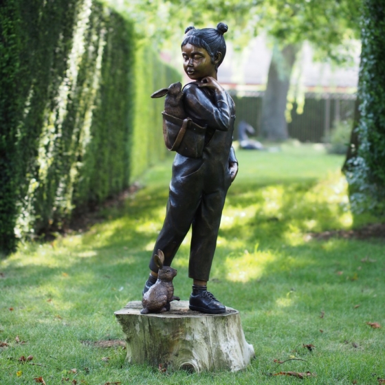 Bronzeskulptur "Mädchen Bonny mit Rucksack"