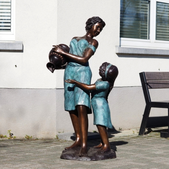 Bronzeskulptur "Mutter und Kind" als Wasserspeier