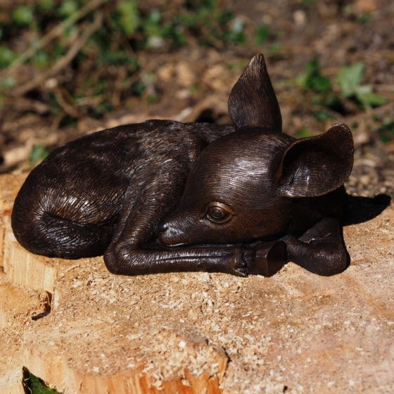 Bronzeskulptur "Schlafendes Rehkitz"