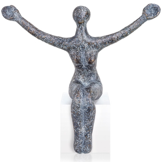 Frontansicht der Bronzeskulptur "Sitzende Frau"