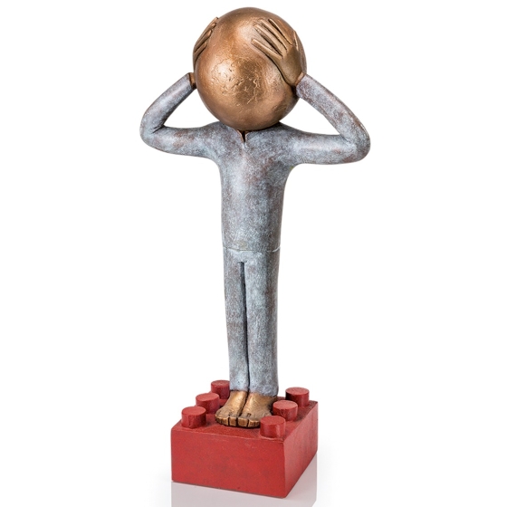 Frontansicht der Bronzefigur "Kurzdavordanach"