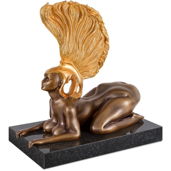 Frontansicht der Bronzeskulptur "Sphinx mit Goldhelm"