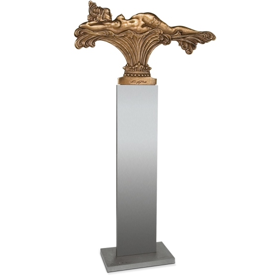 Frontansicht der Bronzeskulptur "Liegende Versuchung"