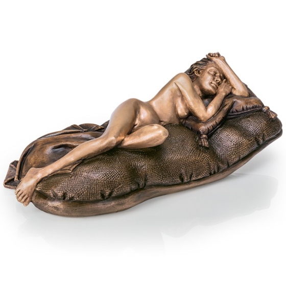 Frontansicht der Bronzeskulptur "Sleeping Beauty"