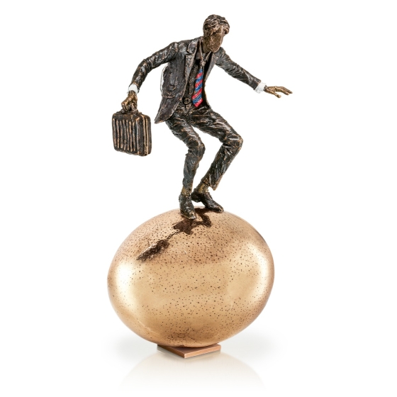 Edition Strassacker Bronzeskulptur "Balance auf goldenem Ei" von Vitali Safronov