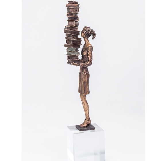 Frontansicht der Bronzeskulptur "Bilanz einer Buchhalterin"