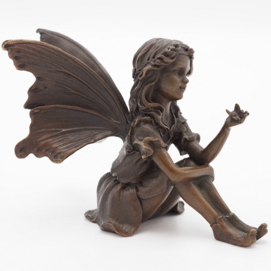 Frontansicht der Bronzeskulptur "Sitzende Fee mit Schmetterling"